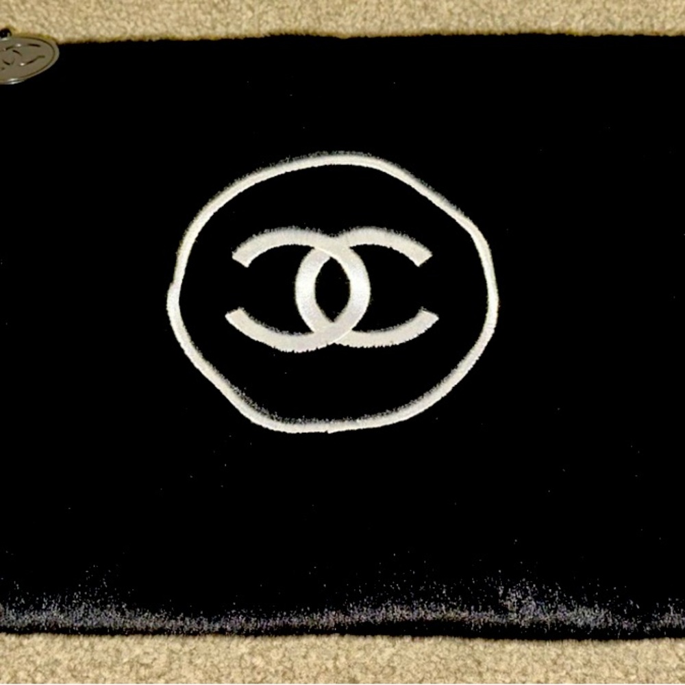 Brand new, rare furry authentic Chanel CC purse/ clutch/ cosmetic case,brand new - Picture 2 of 13